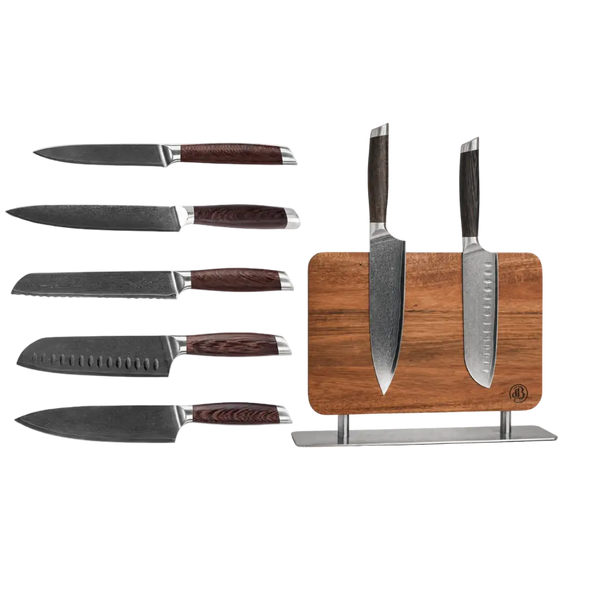 Damascus messenset van vijf messen met een magnetische houten messenhouder met twee messen erop