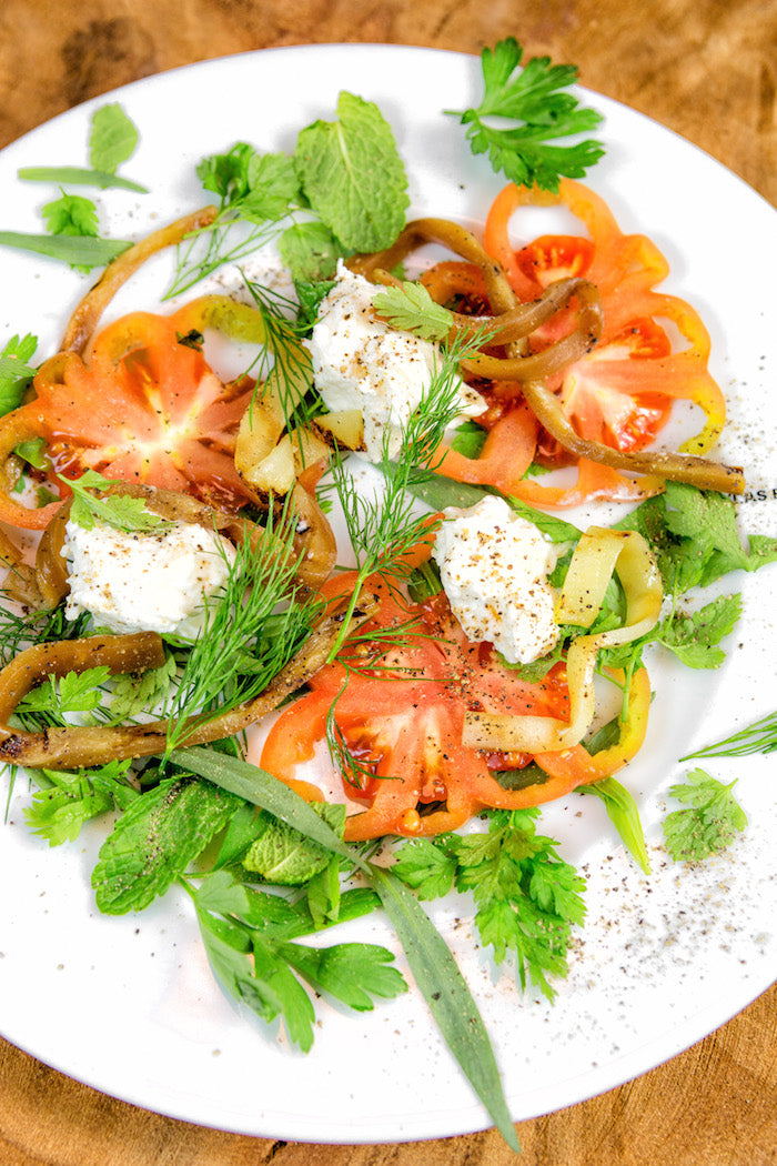 Tomaat, burrata en groene kruiden