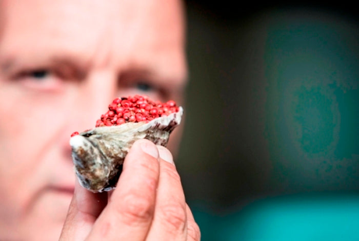 Herman den Blijker over oesters met roze peper