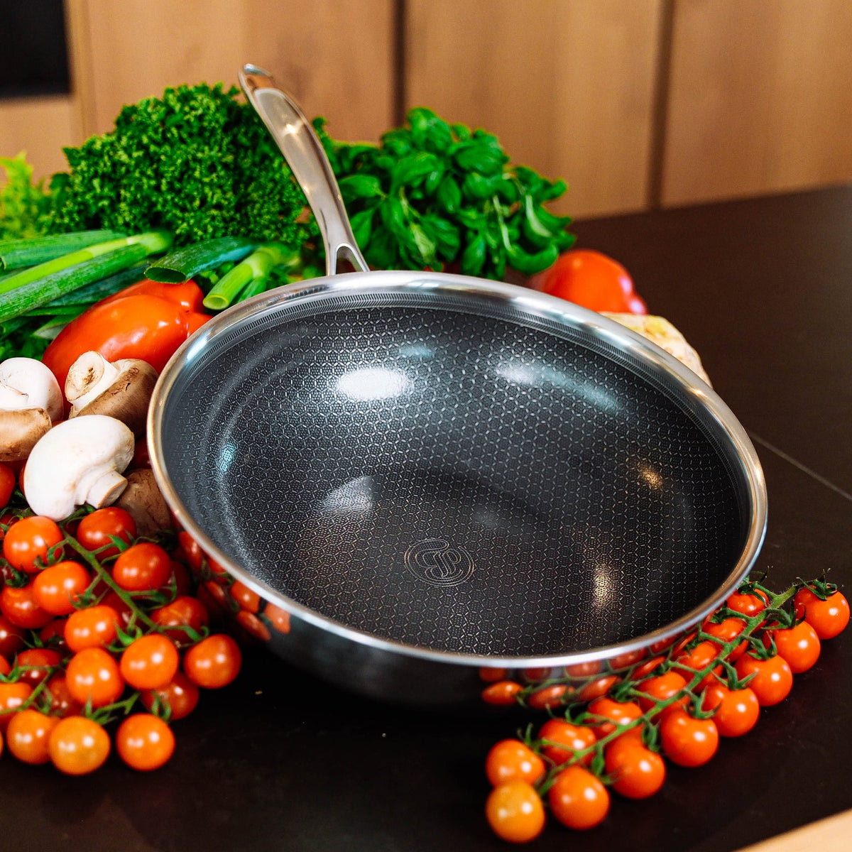 Hybride Wok - in gebruik, roerbakken op inductie