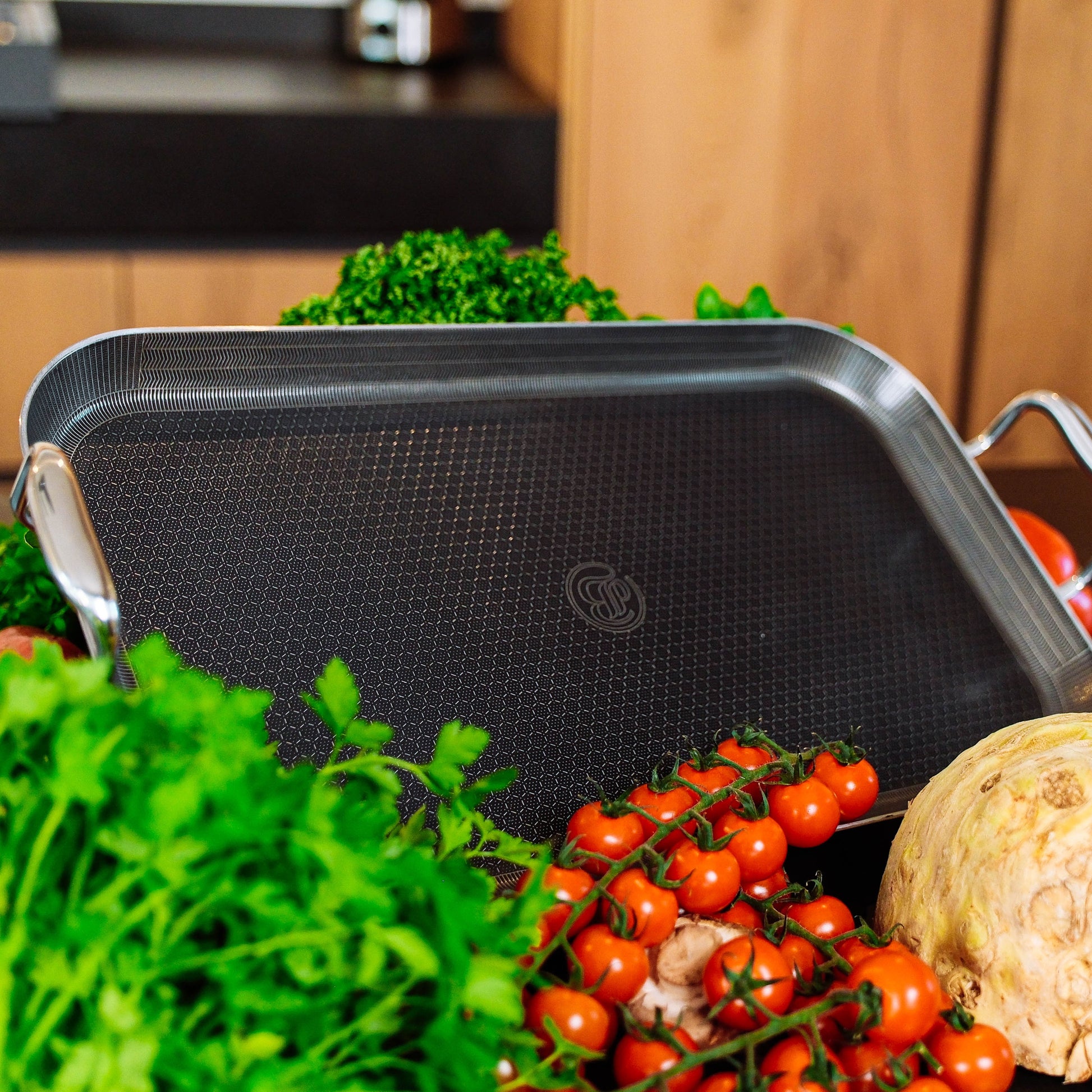 Hybride grillplaat 45 cm — zijaanzicht met ribbels voor grillstrepen op vlees