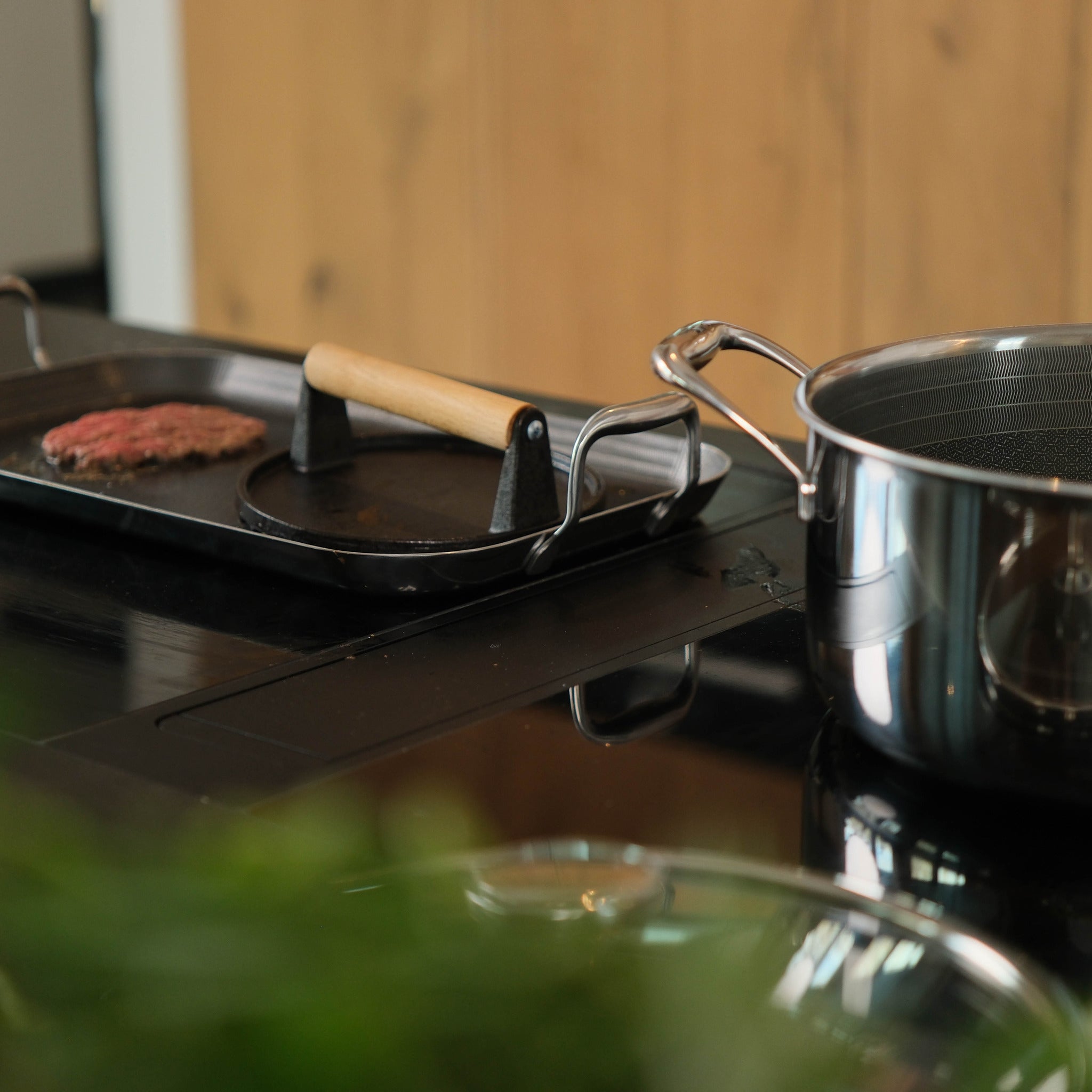 Grillplaat met groenten — courgette en paprika op de hybride grillplaat