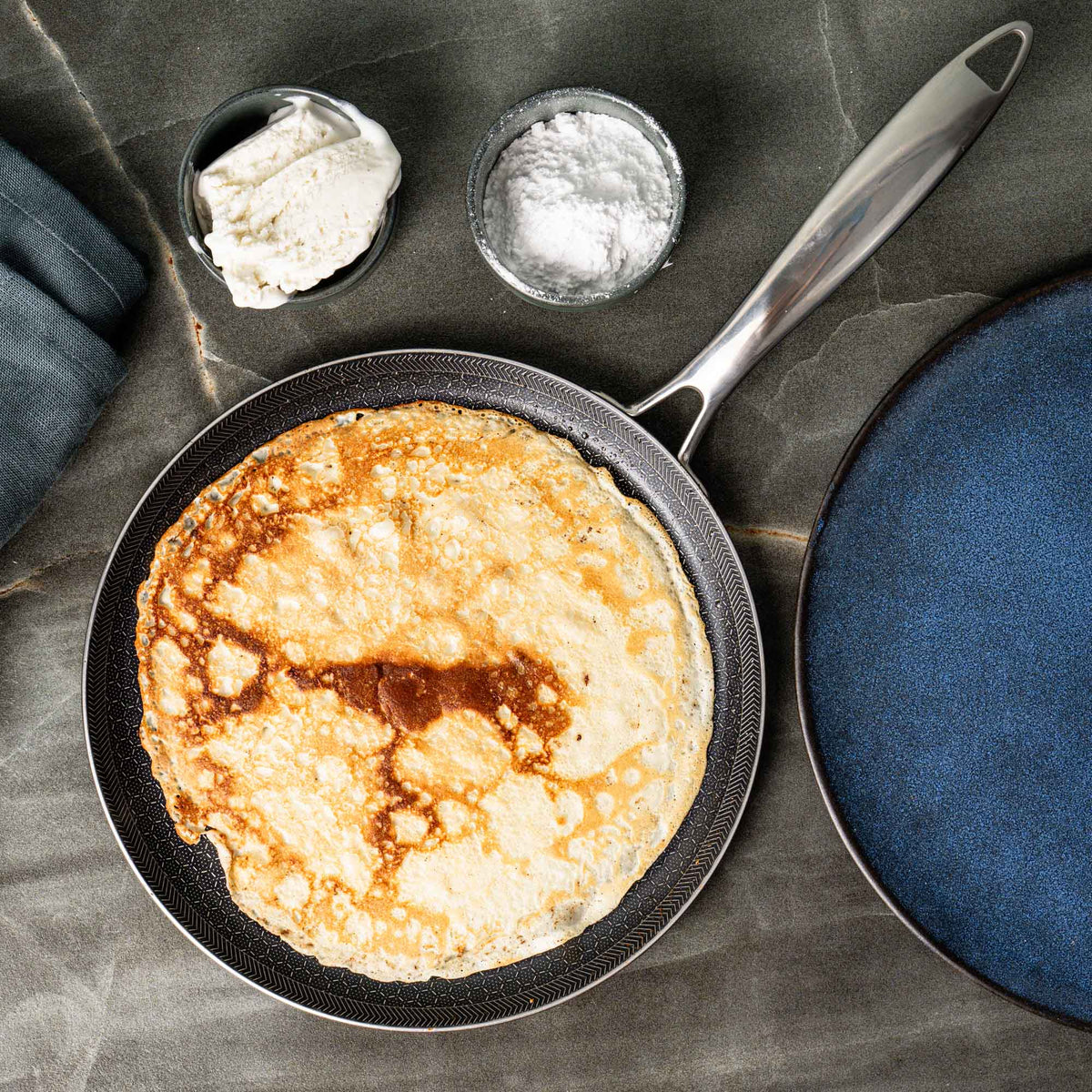 Goudbruine pannenkoek in de hybride pannenkoekenpan